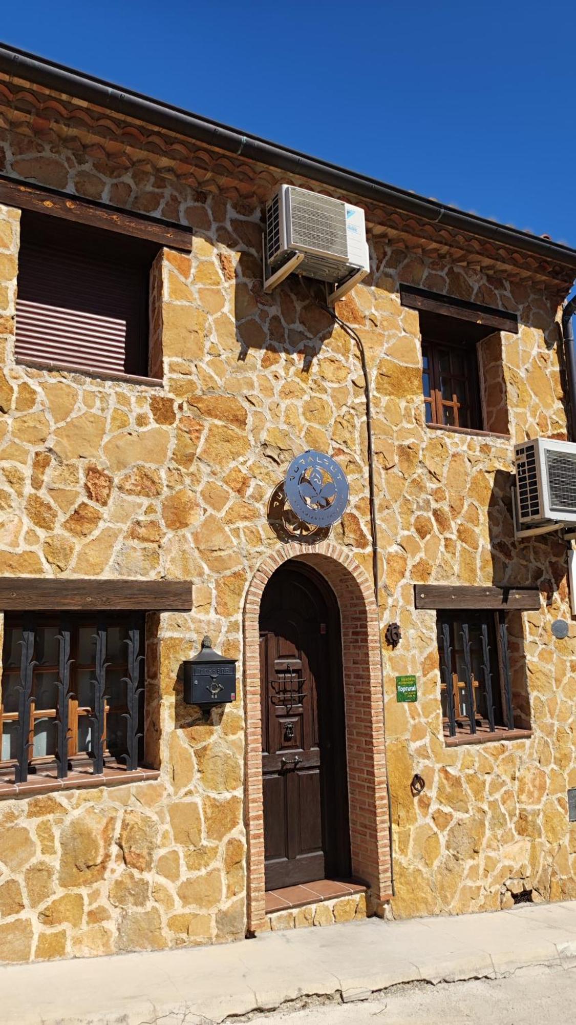 Ruralrut-El Tiemblo Wifi, Cabina De Hidromasaje, Aire Acondicionado Y A Pocos Metros De Zonas De Bano Naturales Extérieur photo